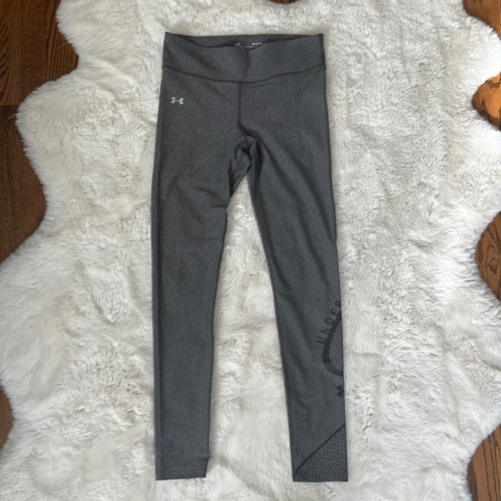 Under Armour Compression Heatgear leggings. Color: Grey.  Size: M (8-10).